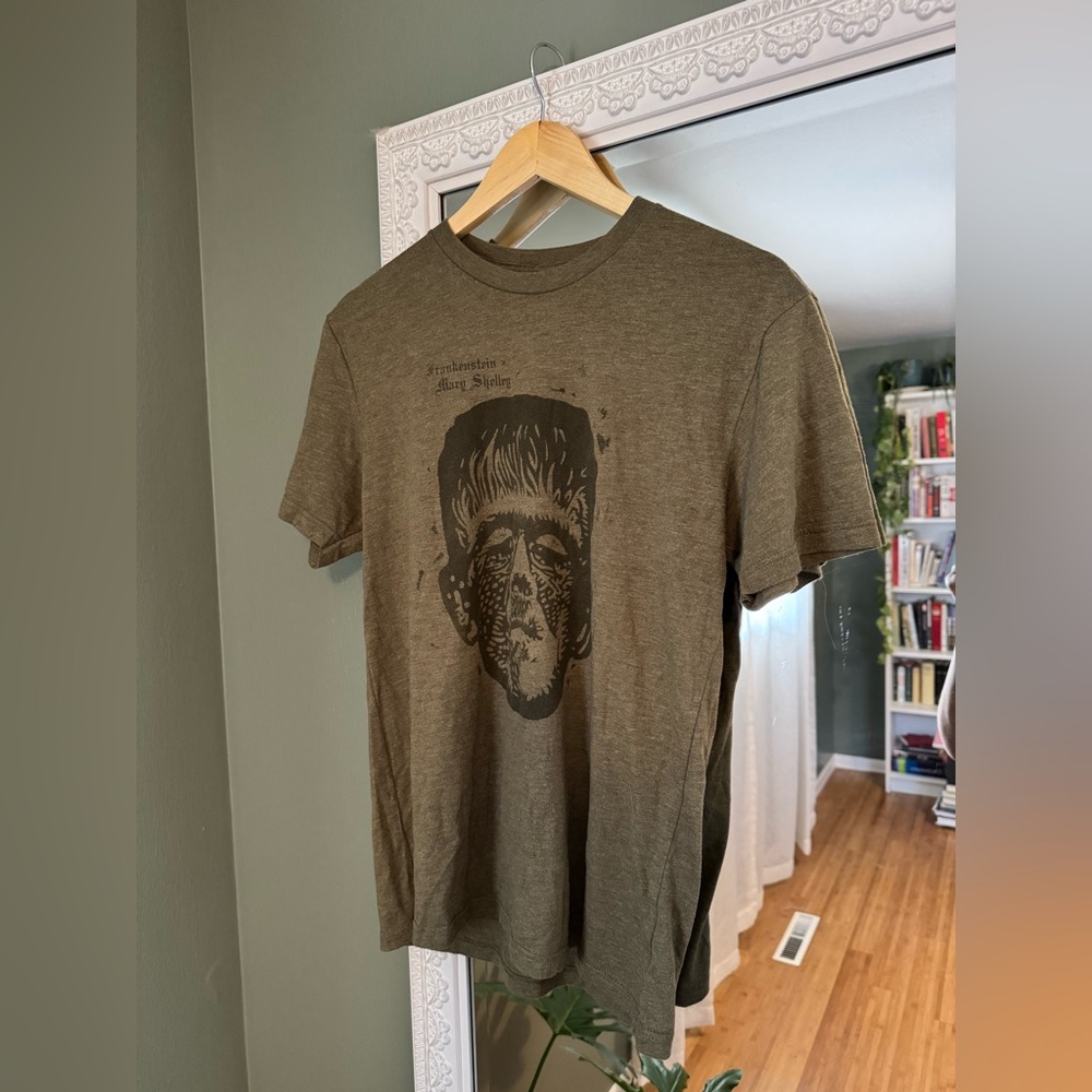 Out of Print Frankenstein by Mary Shelley Graphic Tee Unisex size M